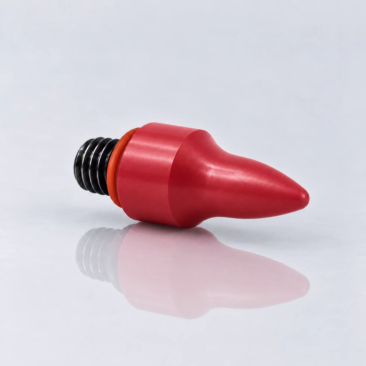 Wechselspitze Spitz Hart – rote Wechselspitze aus hartem Kunststoff mit schwarzem Gewinde und orange-rotem O-Ring, liegend